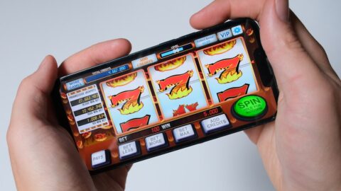 Deck Builder Games on Mobile: The Interface That Makes Them Play Fast